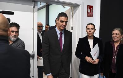 El presidente del Gobierno, Pedro Sánchez, y la secretaria general de UGT Servicios Públicos, Isabel Araque (2ª dcha.), durante la firma del acuerdo para la mejora de las condiciones laborales y salariales de los empleados públicos