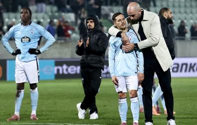 El t´cnico del celta Claudio Giraldez consuela al exrojillo Bryan Zaragoza al finalizar el partido