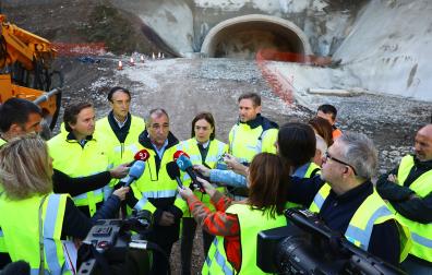 Óscar Chivite atiende a la prensa en una visita al túnel en 2024. A la izquierda, Pedro López