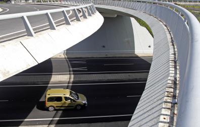 La autovía del Camino (A-12) debajo del arco de Zizur, donde una acera hace de mediana