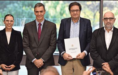 El presidente Pedro Sánchez y el ministro Óscar López, durante la firma del acuerdo, con la secretaria general de UGT Servicios Públicos, Isabel Araque, y el presidente del CSIF, Miguel Borra Izquierdo.