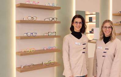 Leyre Serrano Sagaseta de Ilurdoz (izda) y Saioa Martínez Nagore (dcha), en su centro Visual Eyes