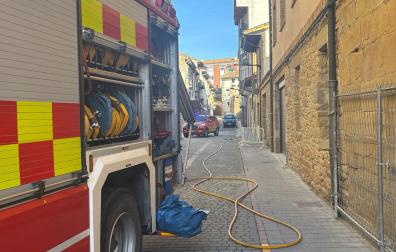 Imagen de un camión de bomberos junto a la vivienda afectada por el incendio en una chimenea