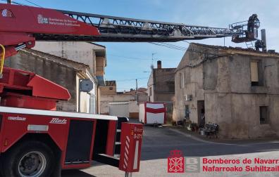 El incendio se ha originado en el tejado por contacto de las vigas de madera con el tubo de la chimenea de la vivienda en Arguedas