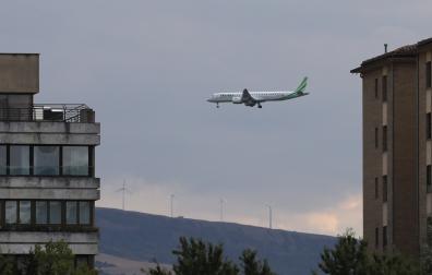 Un avión de la aerolínea Binter sobrevuela Pamplona antes de aterrizar en el aeropuerto de Noáin