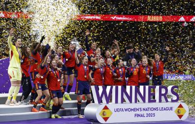 Las jugadoras de la selección española de fútbol celebran la victoria con el trofeo tras el partido de vuelta de la final de la Liga de Naciones tras derrotar a Alemania por 3-0 en el Metropolitano