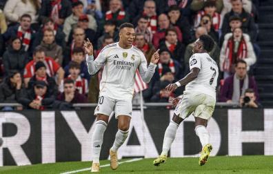 Kylian Mbappé celebra uno de sus goles junto a Vinicius