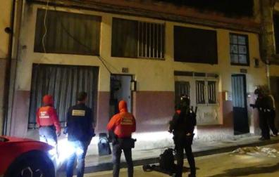 Momento de la entrada de los agentes de Policía Foral en el inmueble de Caparroso