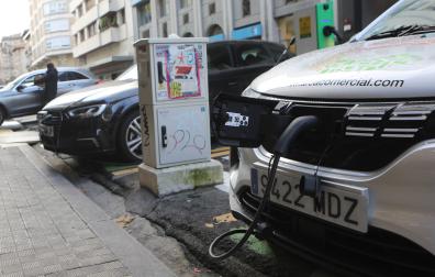 Un híbrido enchufable y un eléctrico puro recargan en la calle Paulino Caballero de Pamplona