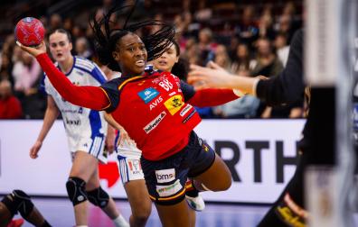 La navarra Lyndie Tchaptchet se eleva desde el pivote en el pasado duelo frente a Islandia de este Mundial
