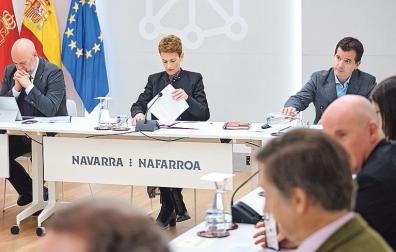 Chivite, en compañía de Arasti e Irujo, preside la mesa de la industria que se celebró en marzo
