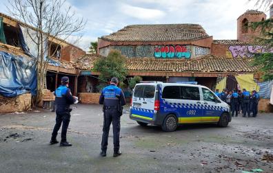 Agentes de la Policía Municipal de Pamplona, este domingo en el interior del antiguo convento de las Agustinas, en Aranzadi, dónde un joven ha caído por el hueco del ascensor