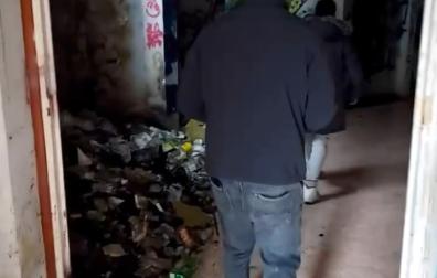 El interior del edificio se encuentra en un estado de abandono en el que la basura se acumula por todos los rincones