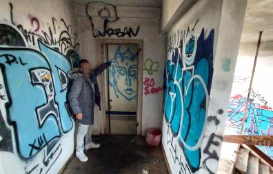 Interior del convento abandonado de Aranzadi donde viven 70 personas
