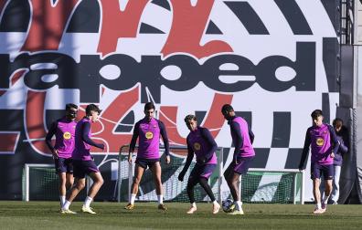 Los jugadores del FC Barcelona se ejercitan en la previa al choque de Champions contra el Eintracht Fráncfort