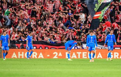 Los jugadores del Atlético de Madrid tras encajar gol ante el Athletic que les condenó a la derrota la pasada jornada de LaLiga