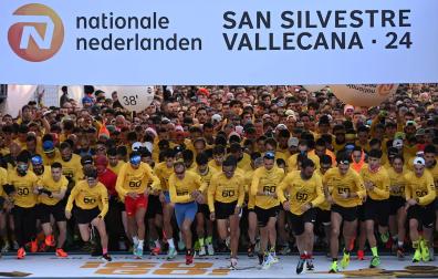 Cientos de personas en la salida de la carrera San Silvestre Vallecana 2024.
