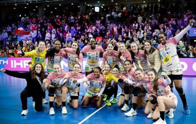 La selección nacional femenina de balonmano, en el que han jugado las navarras Lysa y Lyndie Tchaptchet