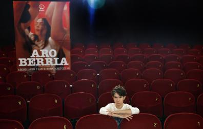Irati Gorostidi este martes en los cines Golem de Pamplona. Al fondo, cartel de la película.