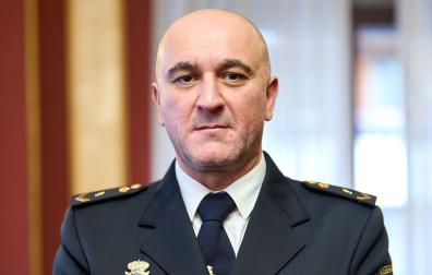 El policía nacional Jaime Domingo Pérez ha recibido la condecoración de Protección Civil por su actuación en un incendio en Ibiza, donde salvó la vida de un joven