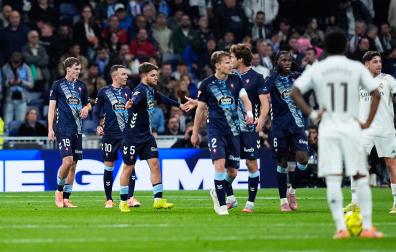 Los jugadores del Celta celebran uno de los tantos de Williot Swedberg en el Santiago Bernabéu