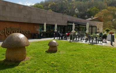Un almuerzo o una cena buffet concluyen algunas de las experiencias en el balneario Elgorriaga