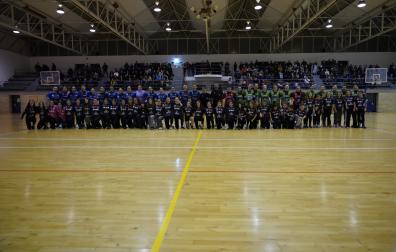 Las jugadoras de ambos equipos posaron antes del duelo, en un repleto polideportivo de Elizondo, con canteranas del club anfitrión