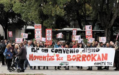 Representantes de diferentes sindicatos en una de las concentraciones de protesta organizadas ante la sede de la Mancomunidad
