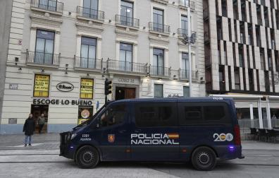 Un furgón de la Policía Nacional junto a la sede de la empresa Forestalia en Zaragoza