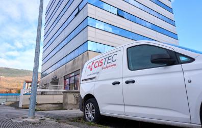 Un vehículo de Cistec, junto al edificio del polígono Iruregaña de Aizoáin donde la empresa tiene su sede navarra