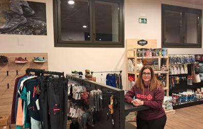 Cristina Ederra Anaut, de Isaba, en el interior de la tienda Isaroia que acaba de abrir sus puertas en esta localidad del valle de Roncal