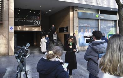 Los periodistas, este jueves 11 de diciembre durante el registro de la UCO en la sede de energías renovables Forestalia, en Madrid.