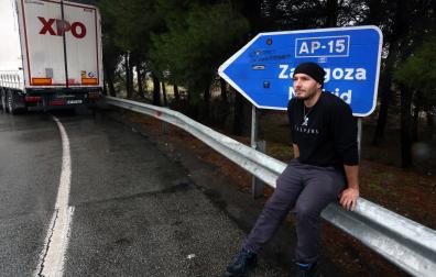 Manuel Checa, transportista jienense de 29 años, descansa en el área de servicio de Valtierra tras dos semanas al volante por carreteras europeas.