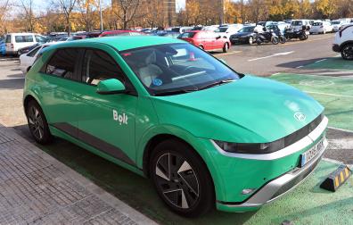 Un vehículo de Bolt aparcado en el campus de la UPNA en Pamplona