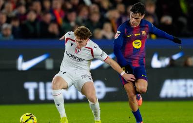 El delantero del FC Osasuna  Víctor Muñoz ante el centrocampista del FC Barcelona Pedri