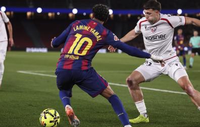 Lamine Yamal y Abel Bretones, en el partido F.C. Barcelona-Osasuna.