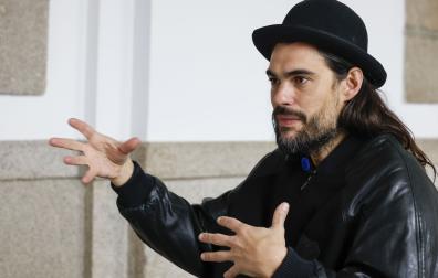 El director de cine Óliver Laxe, durante la entrevista con motivo de la inauguración de 'Hu'