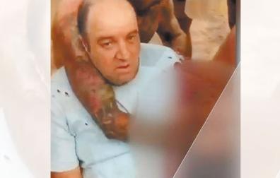 Momento en el que Ahmed al Ahmed es atendido de sus heridas tras desarmar a uno de los autores del atentado de Sídney