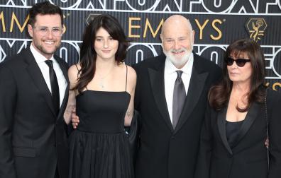 Los otros dos hijos de Rob Reiner, Jake Reiner y Romy Reiner, junto a su esposa, Michele Reiner, en una premier