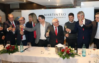 Osasuna mantuvo el tradicional encuentro navideño con los medios de comunicación. De izquierda a derecha, Fran Canal (director general), Miguel Salcedo (directivo), Josetxo Pérez de Zabalza (directivo), César Muniain (directivo), Braulio Vázquez (director deportivo), Luis Sabalza (presidente), Alessio Lisci (entrenador), José Andrés Burguete (directivo) e Ignacio Busto (directivo), en el brindis.
