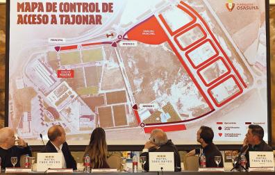 Los ponentes, con el presidente Luis Sabalza el cuarto por la izquierda, observan los accesos a Tajonar.