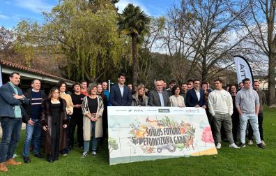Jóvenes que han realizado el curso de primera instalación con el consejero Aierdi y otras autoridades