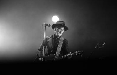 Mikel Erentxun, en uno de sus conciertos con su guitarra acústica