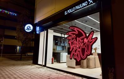 El nuevo local de El Pollo Paulino está ubicado en la confluencia de las calles Doctora Ariz y Camino Oscoz, en el barrio pamplonés de Lezkairu.