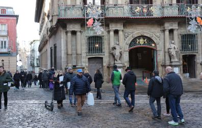 Colas desde las ocho de la mañana para conseguir uno de los ejemplares del calendario del Ayuntamiento de Pamplona