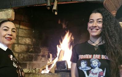 Ángela María Álvarez Caicedo (izda.) y Sayra Ramírez Escudero, nuevas responsables de la bodega-asador Forka de Lumbier