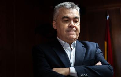 Santos Cerdán se muerde el labio antes de empezar su comparecencia en la Comisión de Investigación del ‘caso Koldo’, en el Senado