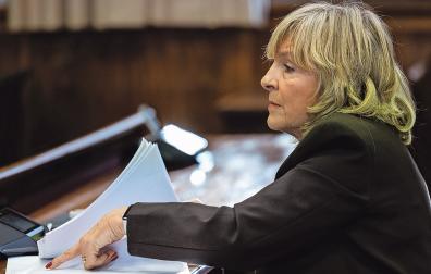 La senadora de UPN, María Caballero, durante su interrogatorio de ayer a Santos Cerdán