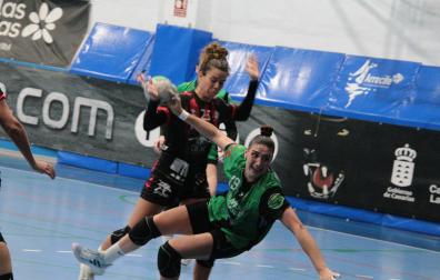 Almudena Gutiérrez se prepara para lanzar desde el pivote de Replasa Beti Onak tras superar la defensa del Cicar Lanzarote