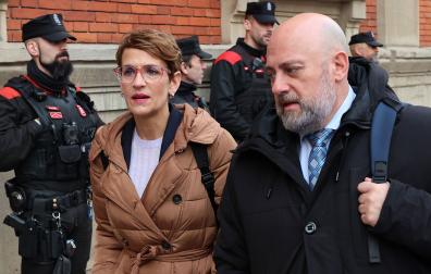 La presidenta, María Chivite, y el consejero José Luis Arasti, a su llegada al Parlamento de Navarra este jueves